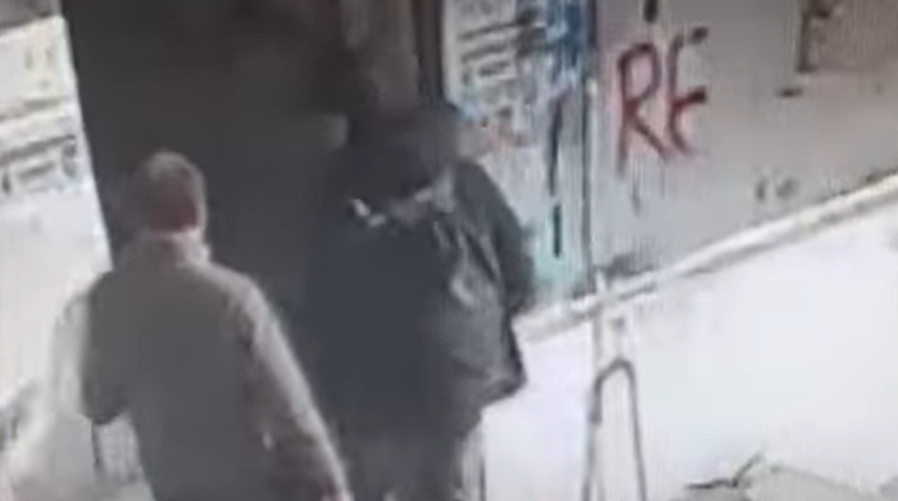 В Баку мужчина заманивал детей в подъезды и грабил их