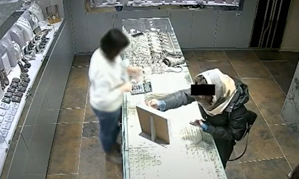 Женщина попала на камеру при краже из ювелирного магазина в Баку