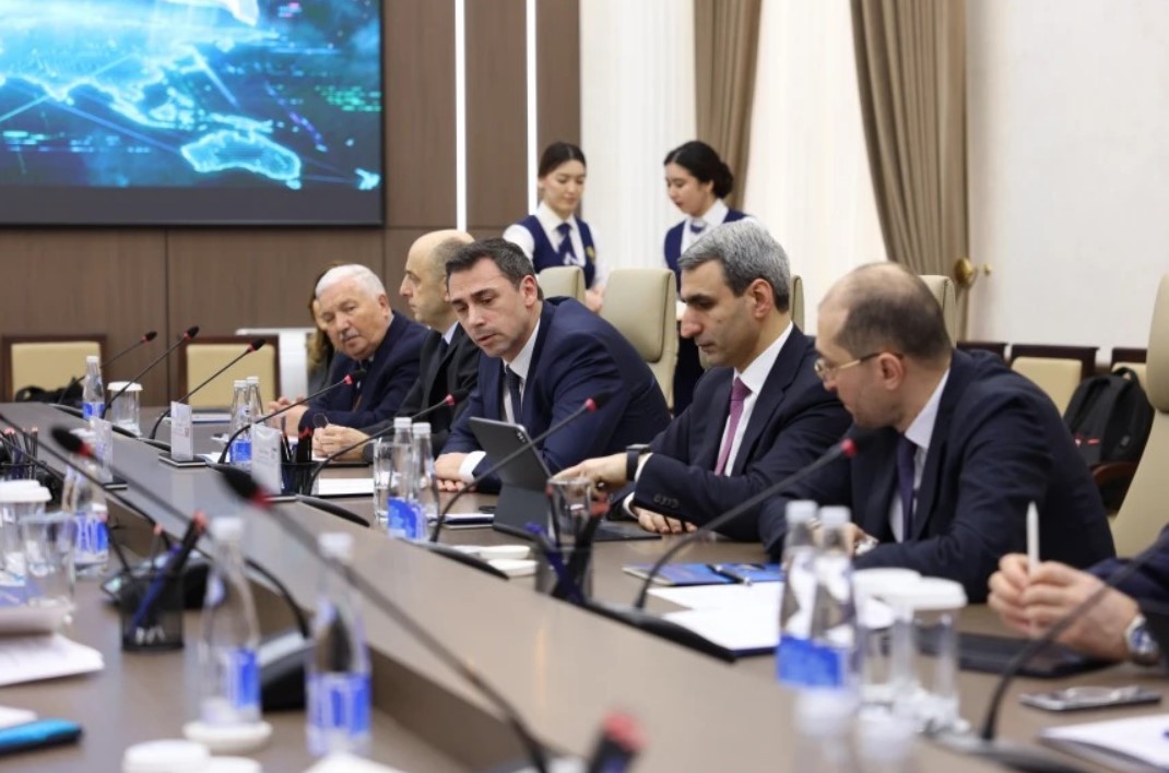 Ровшан Рустамов встретился с руководителями железных дорог соседних стран