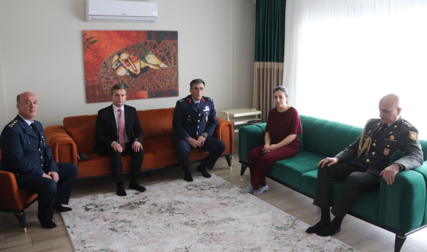 Семье турецкого шехида передан азербайджанский флаг