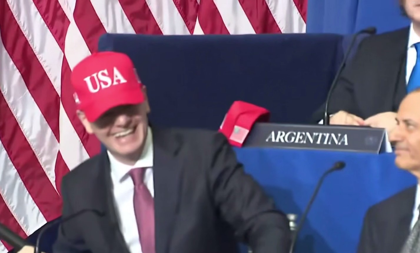 Инфантино выделился на первом заседании Совета мира своей красной кепкой