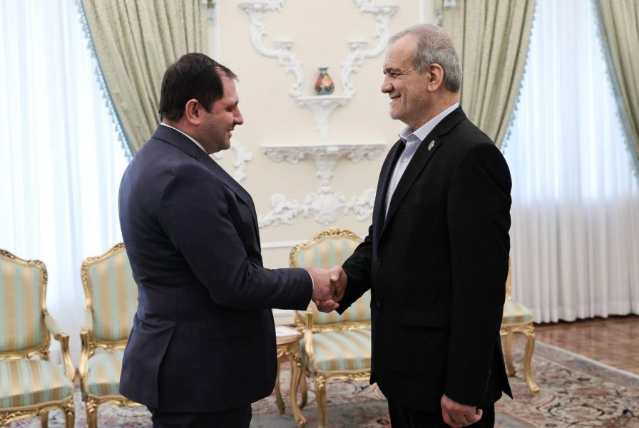 Пезешкиан поддержал мирный процесс между Баку и Ереваном