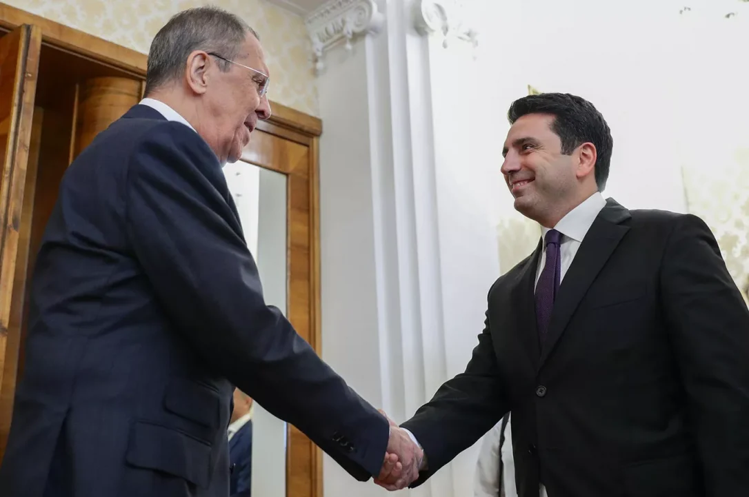 Напряжённый разговор между Симоняном и Лавровым