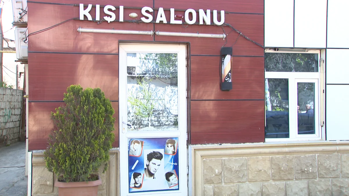 В Баку парикмахер обокрал клиента и перевел деньги иранскому наркоторговцу