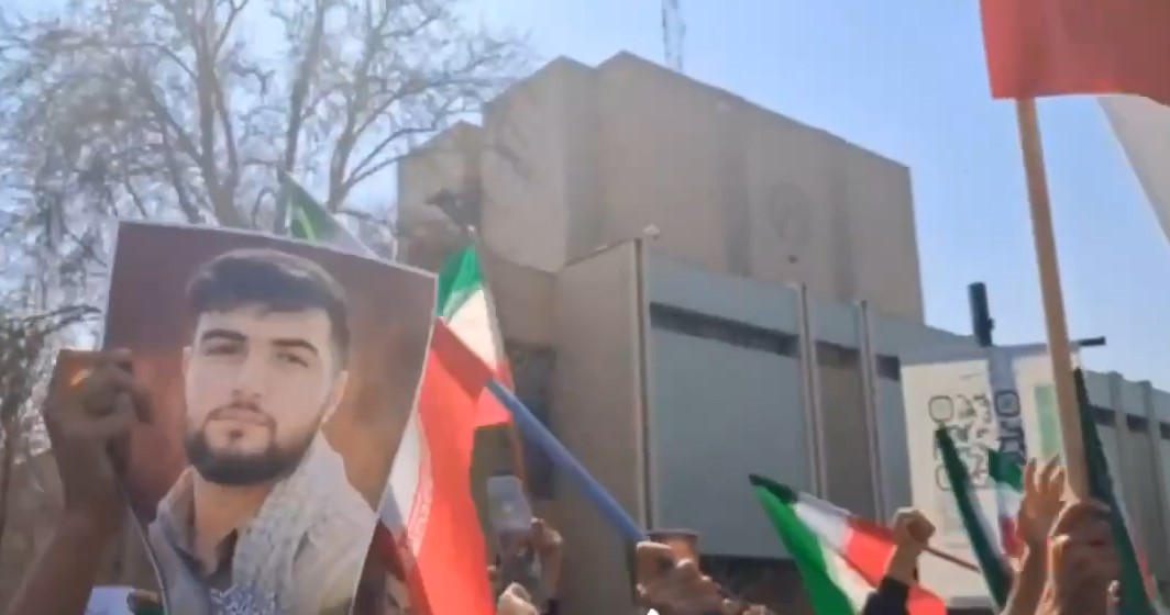 Иранские студенты выступили против возвращения светской власти 2 Иранские студенты выступили против возвращения светской власти