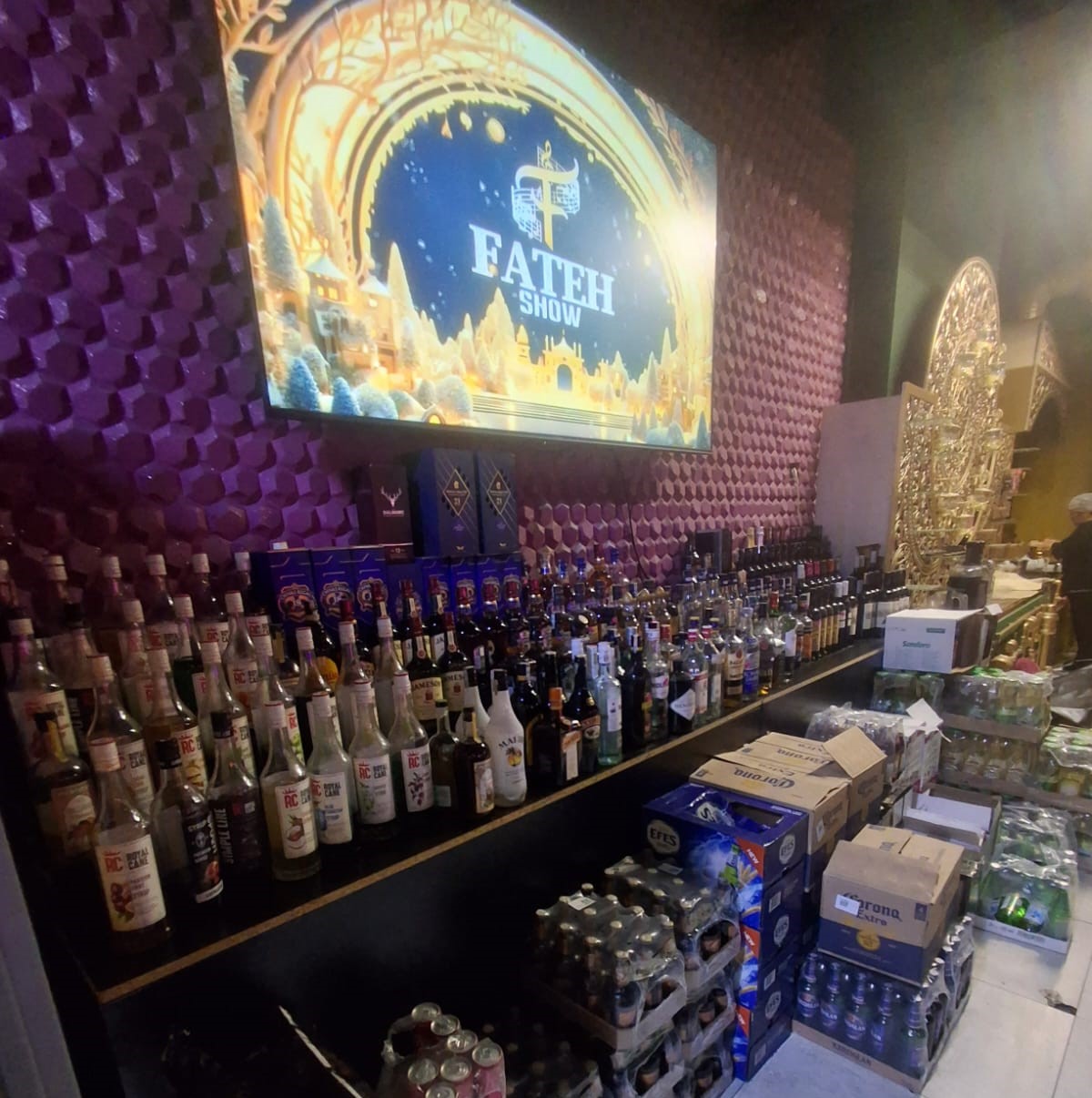 В известном ресторане в Баку нашли опасные продукты и поддельный алкоголь