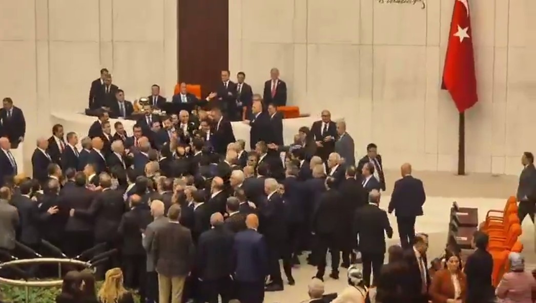 Присяга турецких министров обернулась дракой между депутатами
