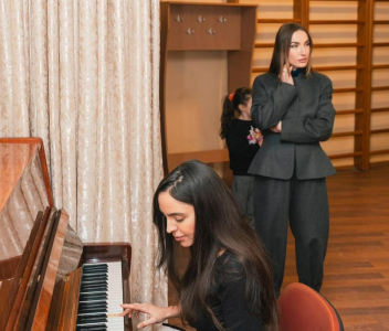 Лейла и Алёна Алиевы навестили учеников спецшколы в Гяндже