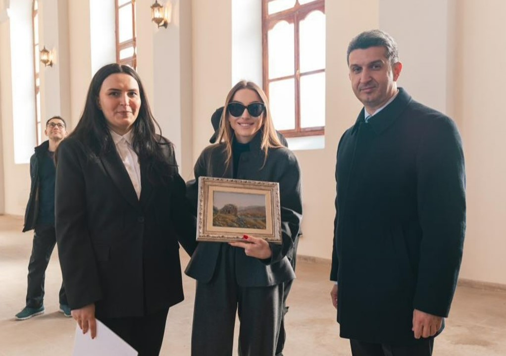 Лейла и Алена Алиевы в лютеранской церкви Святого Иоанна