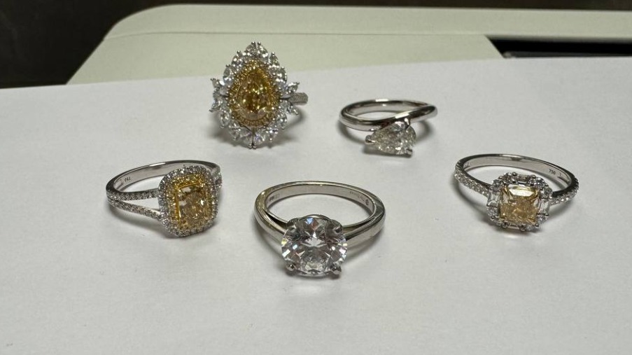 Гражданке Азербайджана грозит 5 лет в российской колонии за 5 колец из Дубая