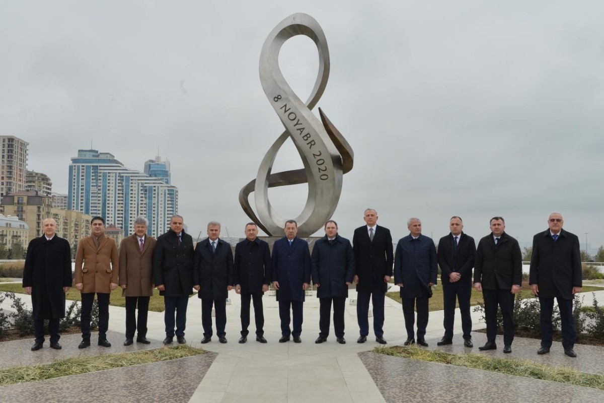 Грузинские и турецкие депутаты посетили Аллею почётного захоронения и Парк Победы 2 Грузинские и турецкие депутаты посетили Аллею почётного захоронения и Парк Победы