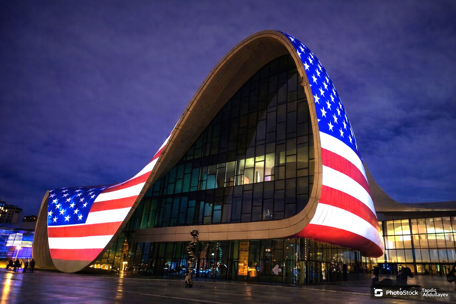 В Баку Центр Гейдара Алиева подсветили в цветах флага США