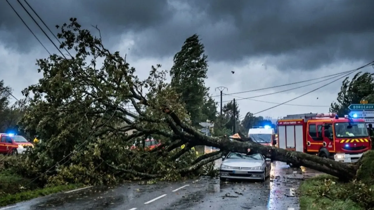 Ураган «Нильс» парализовал Францию, сотни тысяч домов обесточены