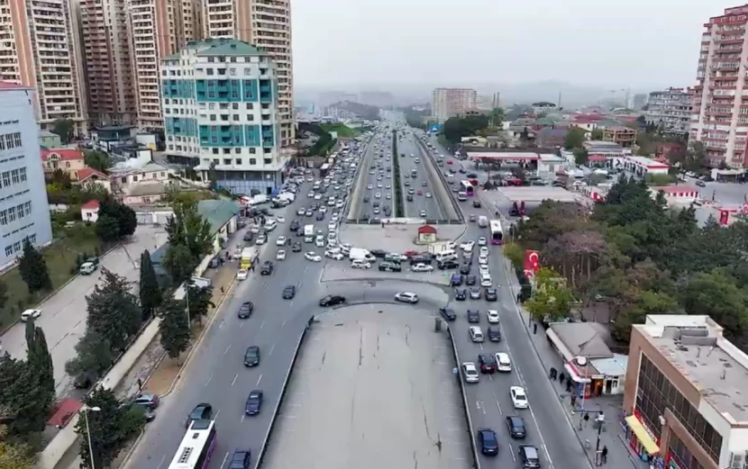 В Баку убрали автобусную полосу на одной из самых загруженных дорог