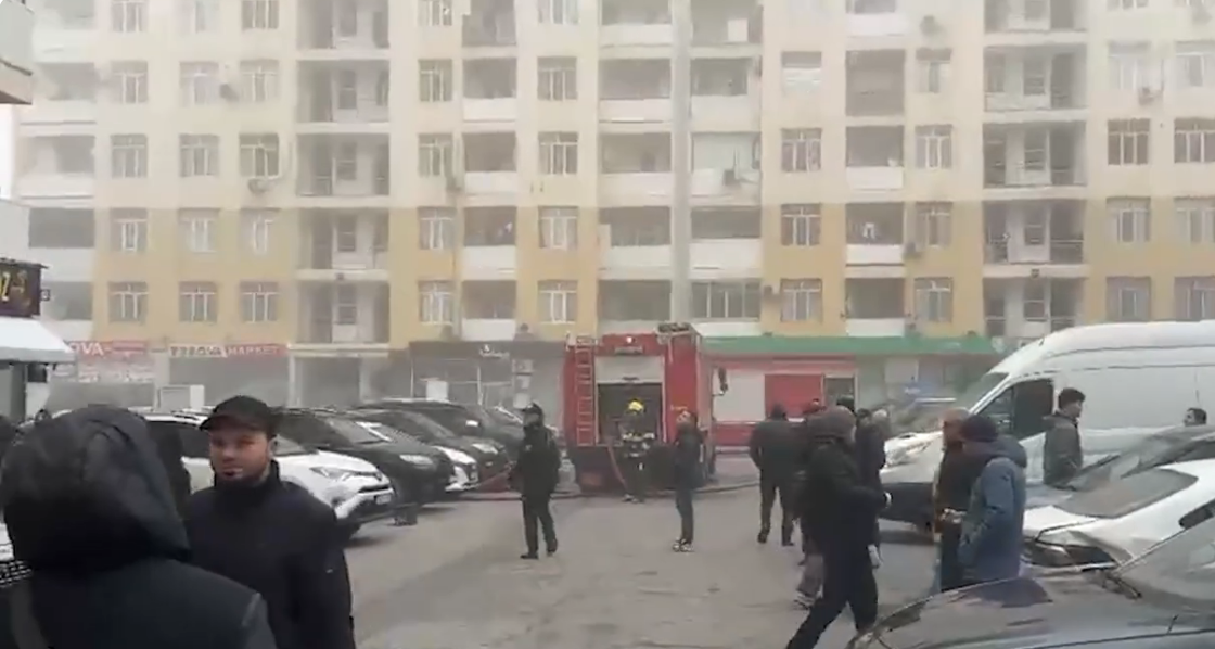 В Баку эвакуировали жильцов жилого дома из-за пожара на кухне