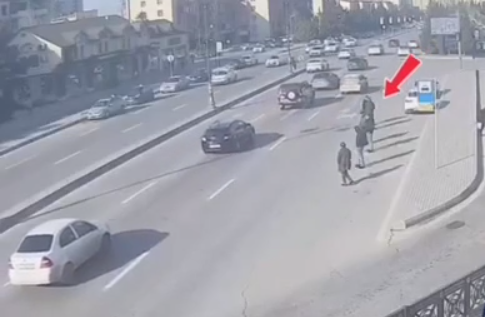 Дорожная полиция призывает не ждать автобус посреди дороги