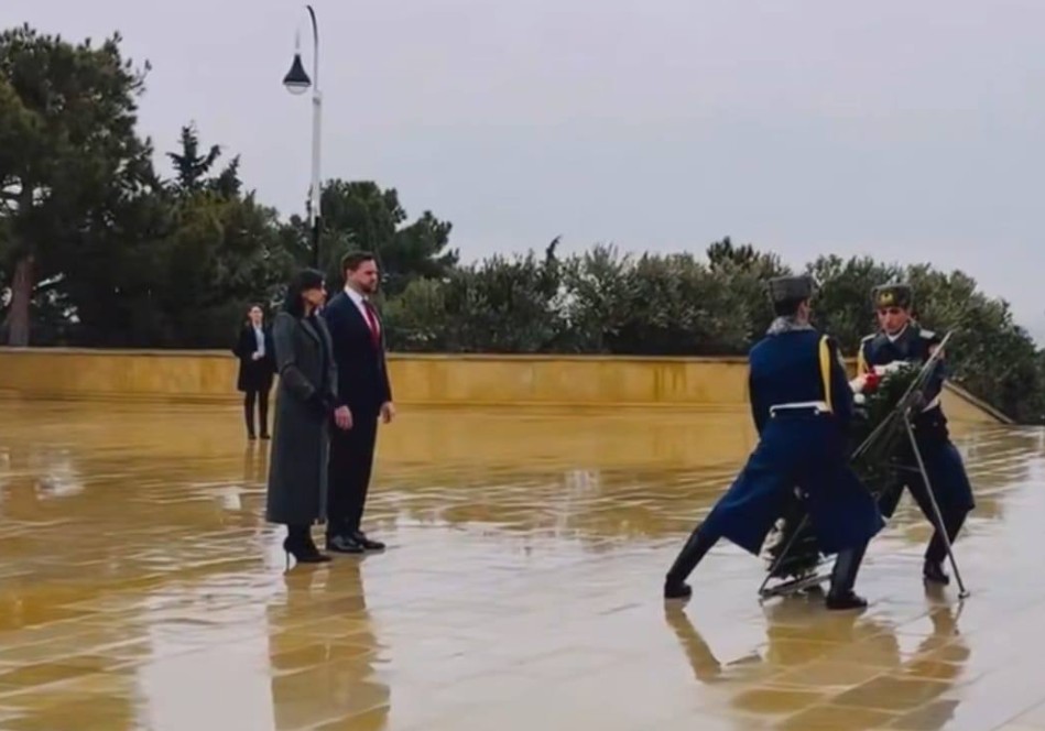 Вэнс и его супруга посетили Аллею шехидов