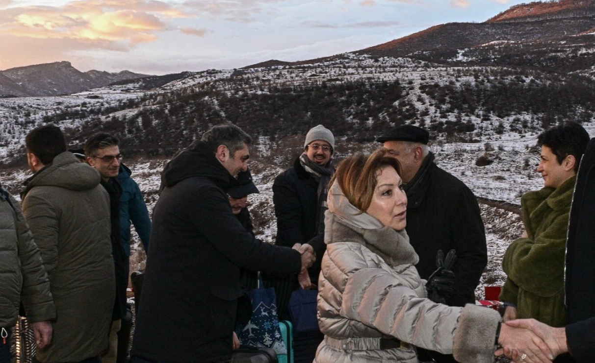 Азербайджанская делегация прибыла в Армению через сухопутную границу