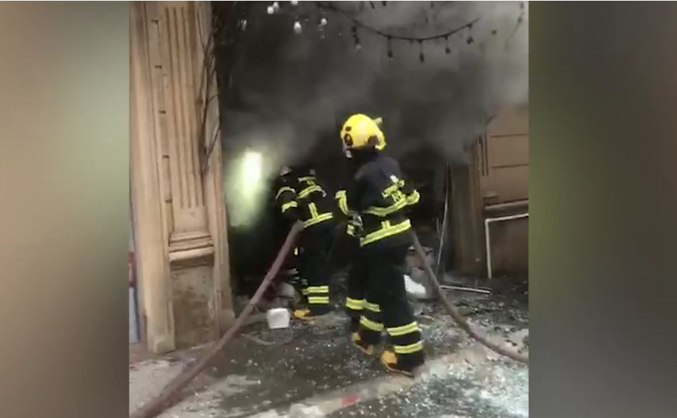 В Баку произошел взрыв и пожар в цветочном магазине