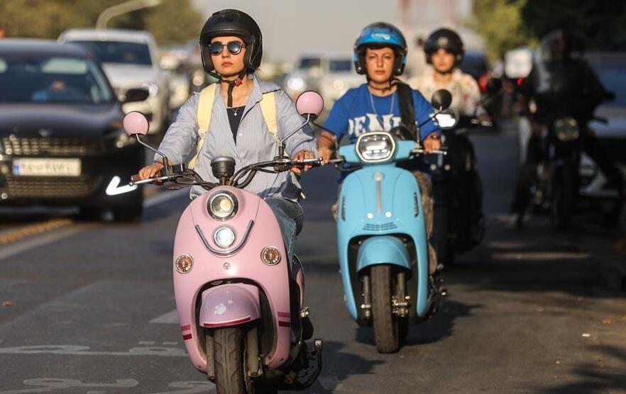 Иранским женщинам официально разрешили ездить на мотоциклах