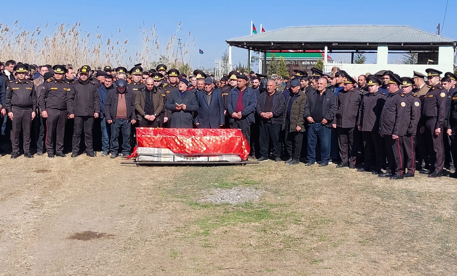 Два сотрудника МЧС пострадали при тушении автомобиля: один погиб