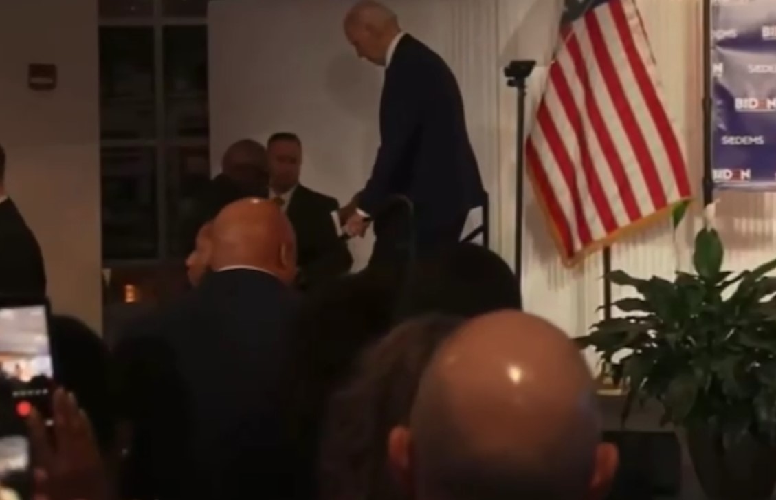 Байдену потребовалась помощь при спуске по лестнице 3 Байдену потребовалась помощь при спуске по лестнице