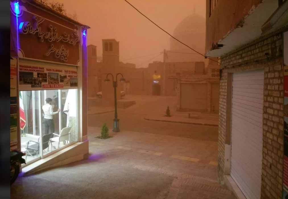 Опасная пылевая буря накрыла запад Ирана