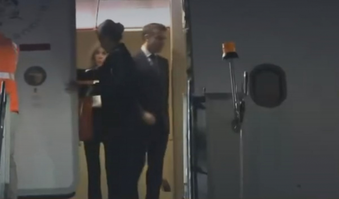 Макрон вновь в центре внимания из-за своего отношения к жене