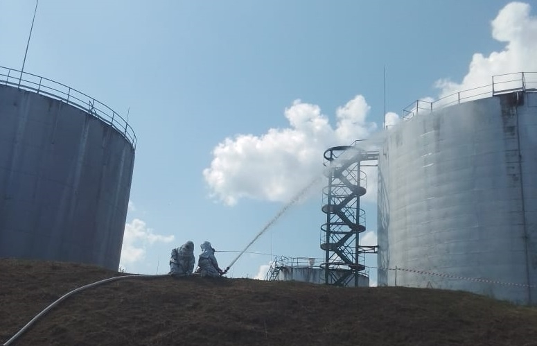 В России горит нефтебаза после атаки украинских беспилотников