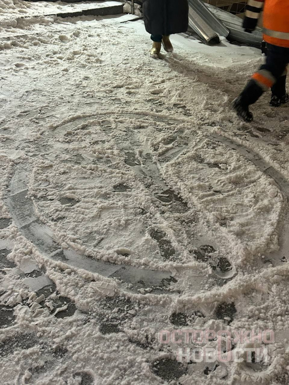 В годовщину начала вторжения москвичи несут цветы к памятнику Лесе Украинке