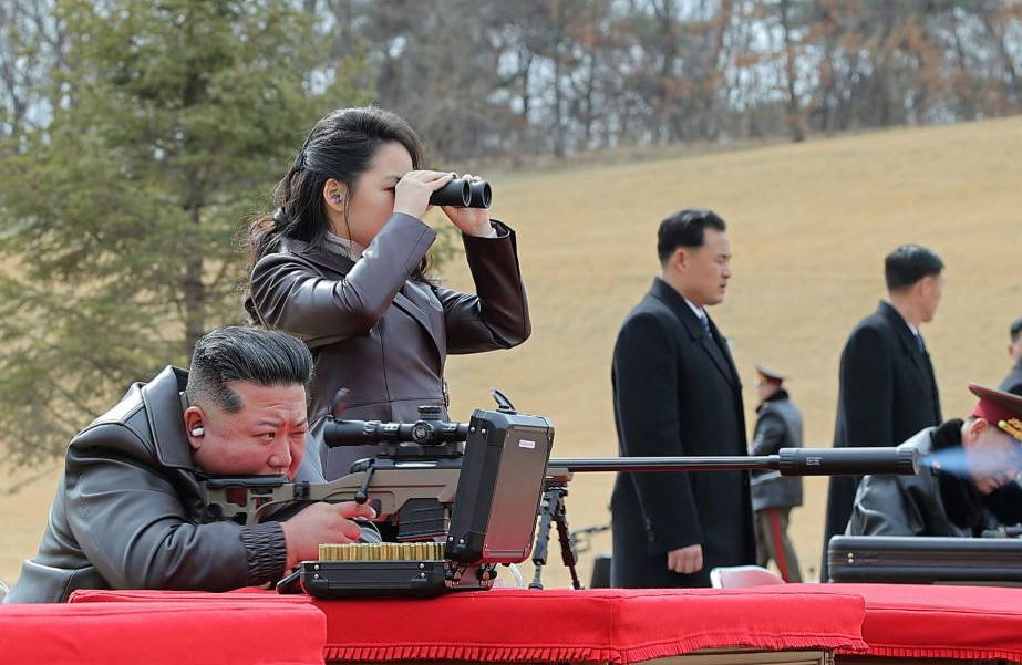 Ким Чен Ын с дочерью устроили показательные стрельбы