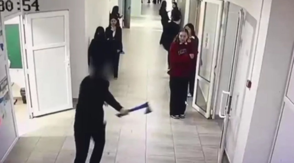 В Казахстане школьник напал с топором на одноклассников