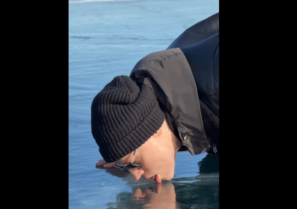 «18+». Идол роспропаганды решил вылизать замерзшее озеро