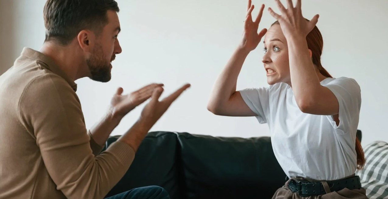 «А за "толстуху" ответишь»: суд приравнял упреки супругов к бытовому насилию