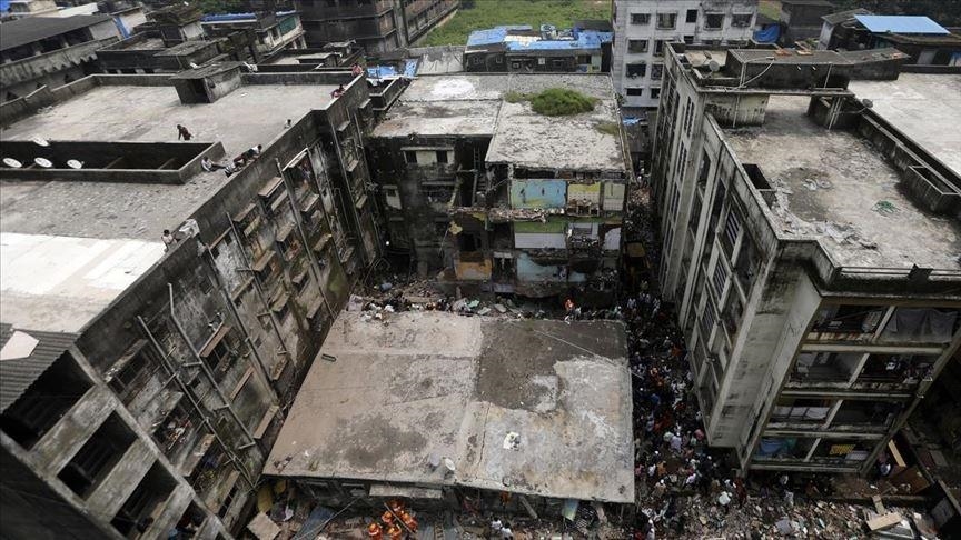 В Индии рухнуло жилое здание, под завалами ищут людей