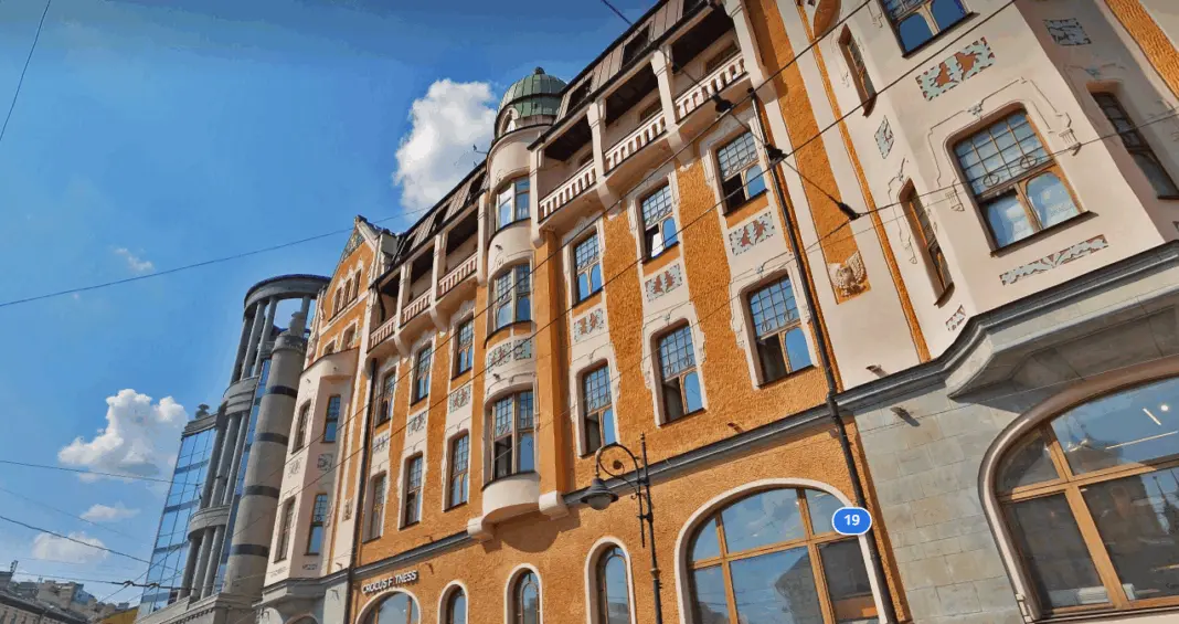 В Петербурге из торгового центра "Владимирский пассаж" эвакуировали 200 человек