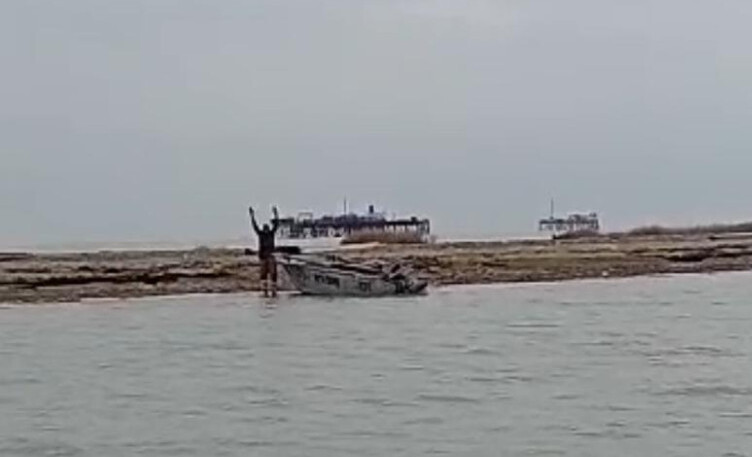 В Каспийском море спасли четырех рыбаков