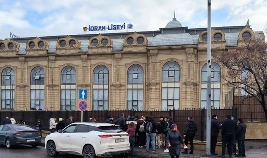 В бакинском лицее ученик выстрелил в учителя