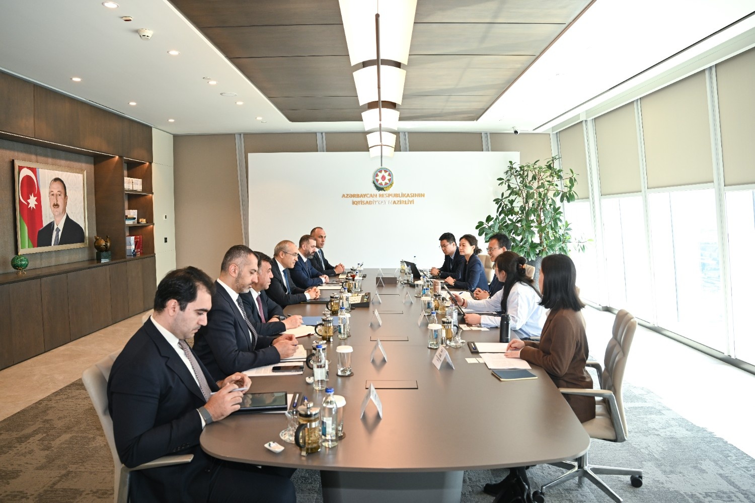 Баку обсуждает новые инвестиции с Китаем