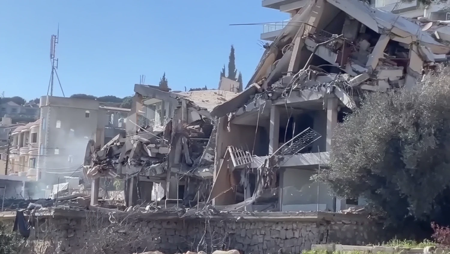 Израиль разрушил Дом русской культуры в Ливане