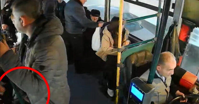 В Баку задержан карманник, укравший кошелек в автобусе