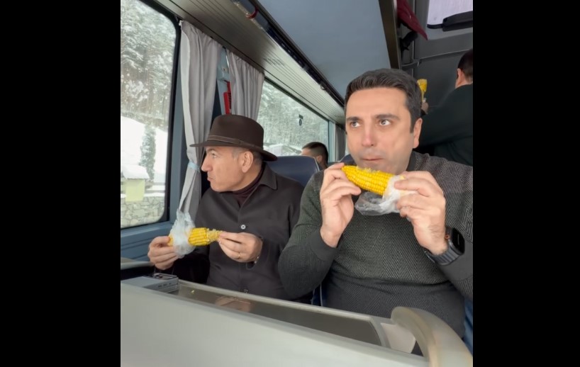 Пашинян полакомился кукурузой