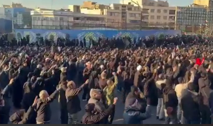 Жители Ирана требуют возмездия за смерть верховного лидера