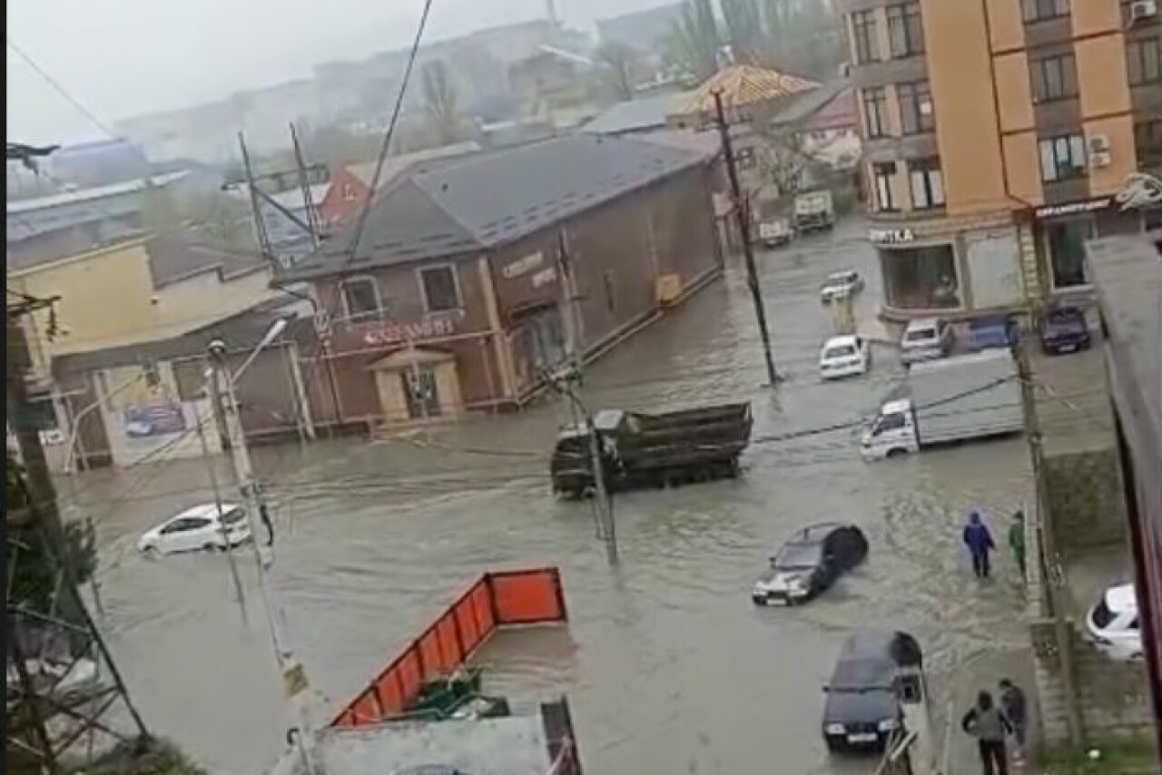 Из-за сильных дождей подтопления произошли в Дубае, Махачкале и в Армении