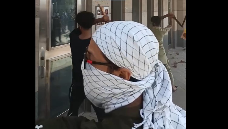 В Карачи штурмуют консульство США