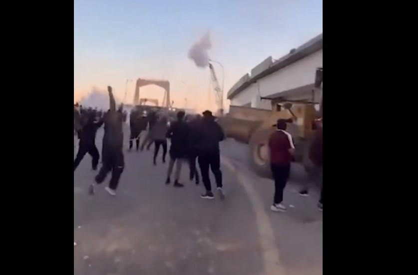 В Багдаде протестующие пошли на штурм посольства США 3 В Багдаде протестующие пошли на штурм посольства США