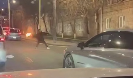 В Ереване здание СНБ забросали коктейлями Молотова