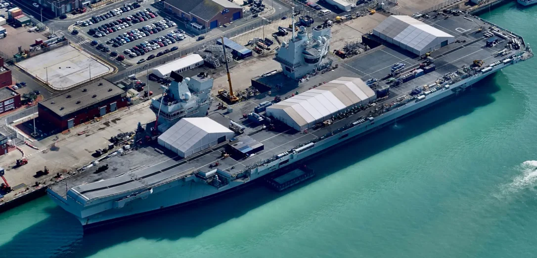 Британия готовит авианосец к развертыванию на Ближнем Востоке