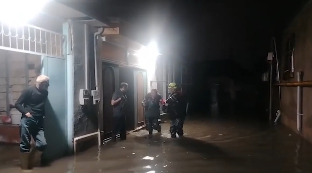 Сотрудники МЧС эвакуировали 33 человека с затопленных территорий в Баку и Сумгайыте