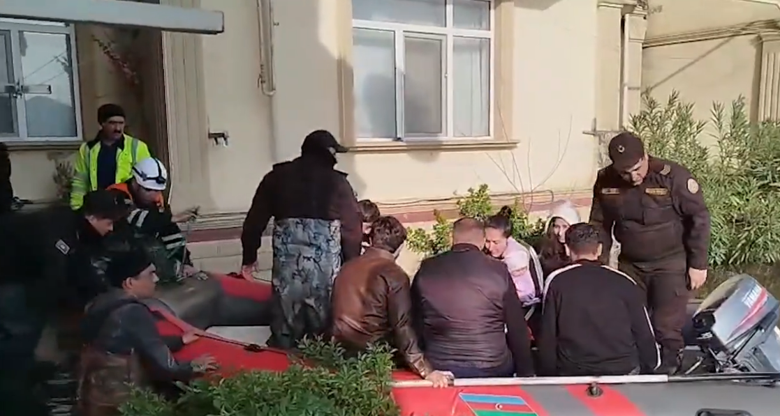 Из зон бедствия продолжают вывозить людей